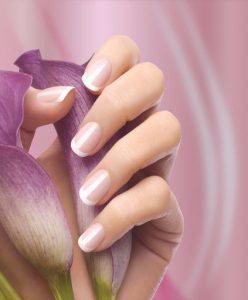 hybrydowe manicure na damskich paznokciach